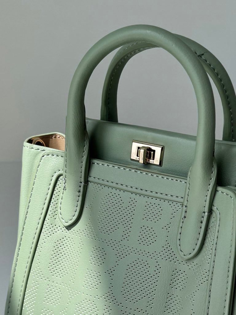 كريس بيلا جادا ميني توت